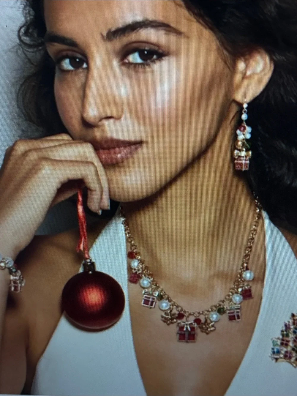 Pearly Wrapped Presents Necklace